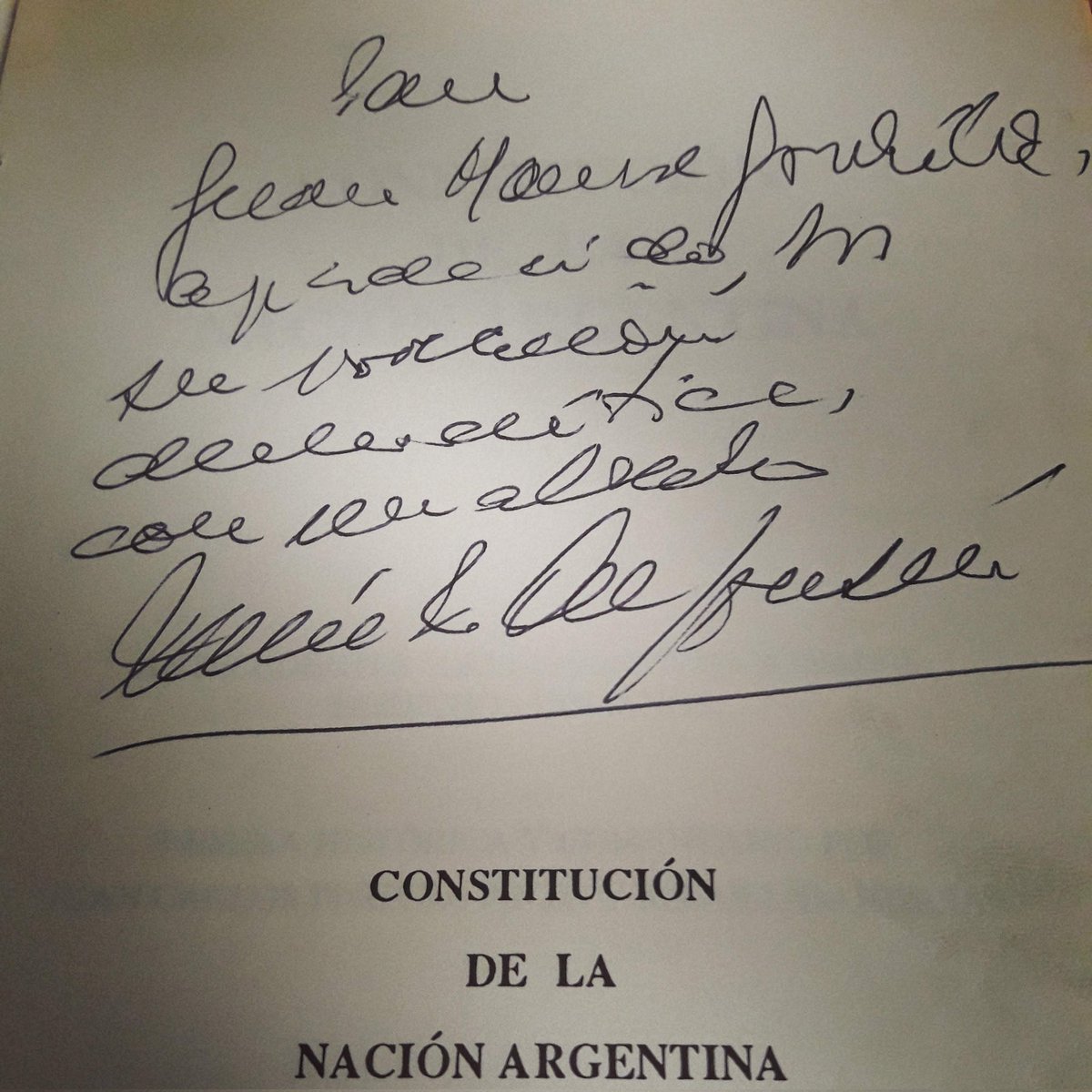 La firma de @AlfonsinEpopeya, en la Constitución Nacional de mí biblioteca. No digan que la defiendan, cuando la avasallan. #Alfonsin