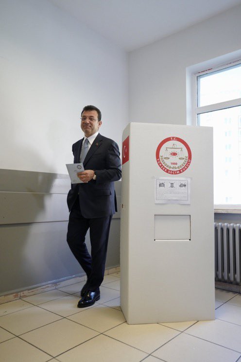 Bu adam,tarikatları, Mhp ve akp yi, 17 tane bakanı uzay maskotunuTUŞ etti..
Alkışlıyorum.👏👏👏👏