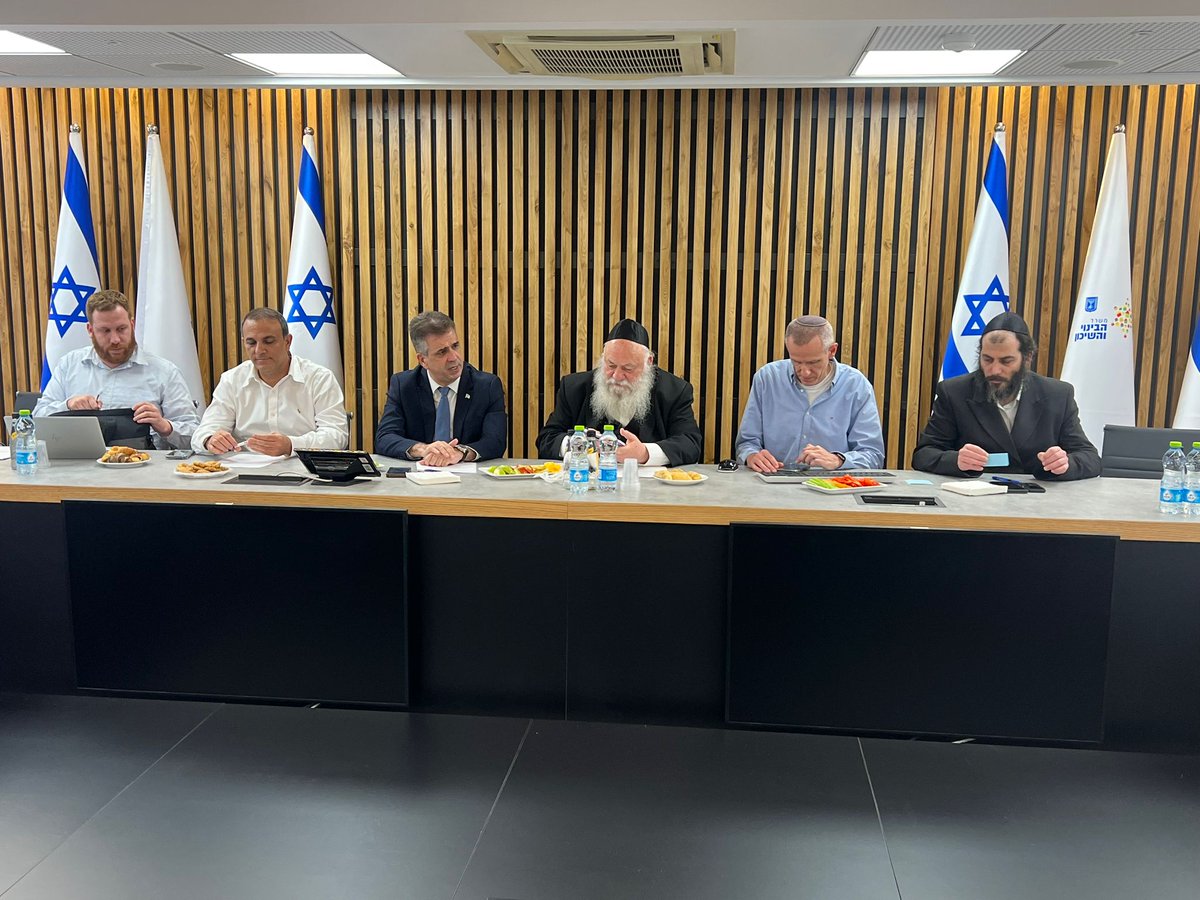 יו"ר יהדות התורה שר השיכון יצחק גולדנופף:
קיימתי היום ישיבת עבודה מקצועית יחד עם ידידי שר האנרגיה <a href="/elicoh1/">אלי כהן | Eli Cohen</a>, במטרה לבחון פתרונות שיוזילו משמעותית את מחירי המים והחשמל לטובת כלל האזרחים. המאבק ביוקר המחיה הוא אחת מהמשימות המרכזיות שלנו, לא נוותר עד שנצליח.