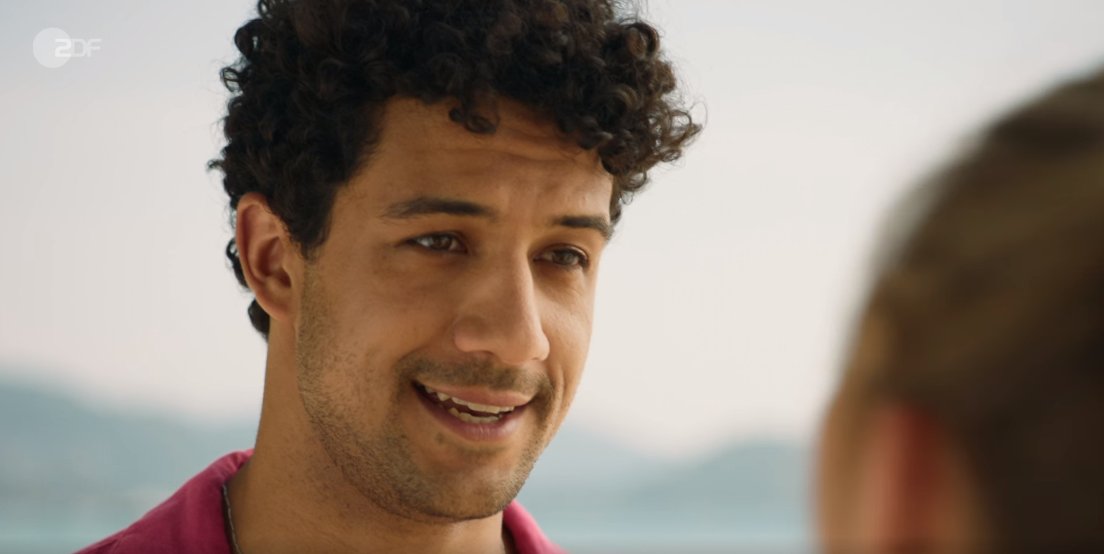 Traumschiff's tweet image. „Meine Eltern kommen aus Blankenese. Ich wohne in der Schanze!“
Neben der Kritik zu CO², Drehbuch, Schauspielkunst und Früher-war-sowieso-alles-besser nun auch noch Gentrifizierung. 
Dem  #Traumschiff bleibt auch nichts erspart.