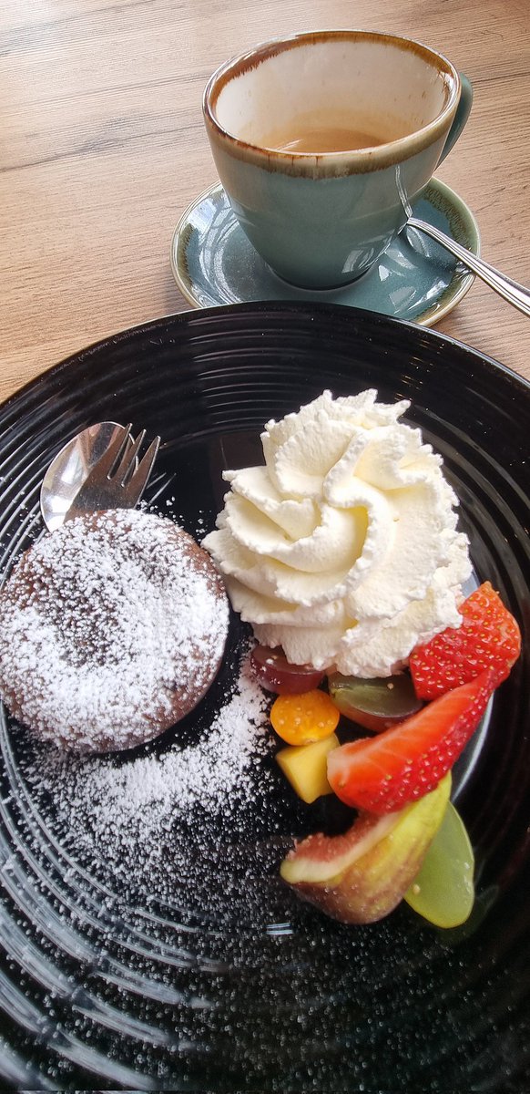 herzenskueche's tweet photo. Das Schoko-Törtchen mit dem flüssigen Kern,  dem Obst und der Sahne war #grandios und #delicious 
#food #foodblogger #Ostern #Ostern2024 #eating https://t.co/2Ne6rIvq1c