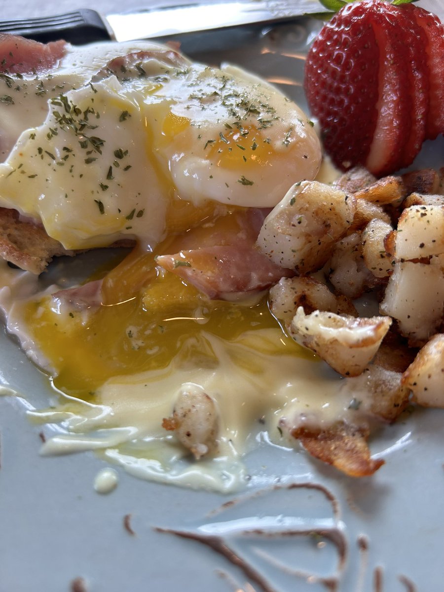 Half order Eggs Benedict. Perfect eggs
#SundayBrunch 
#EasterBrunch #SundayFunday