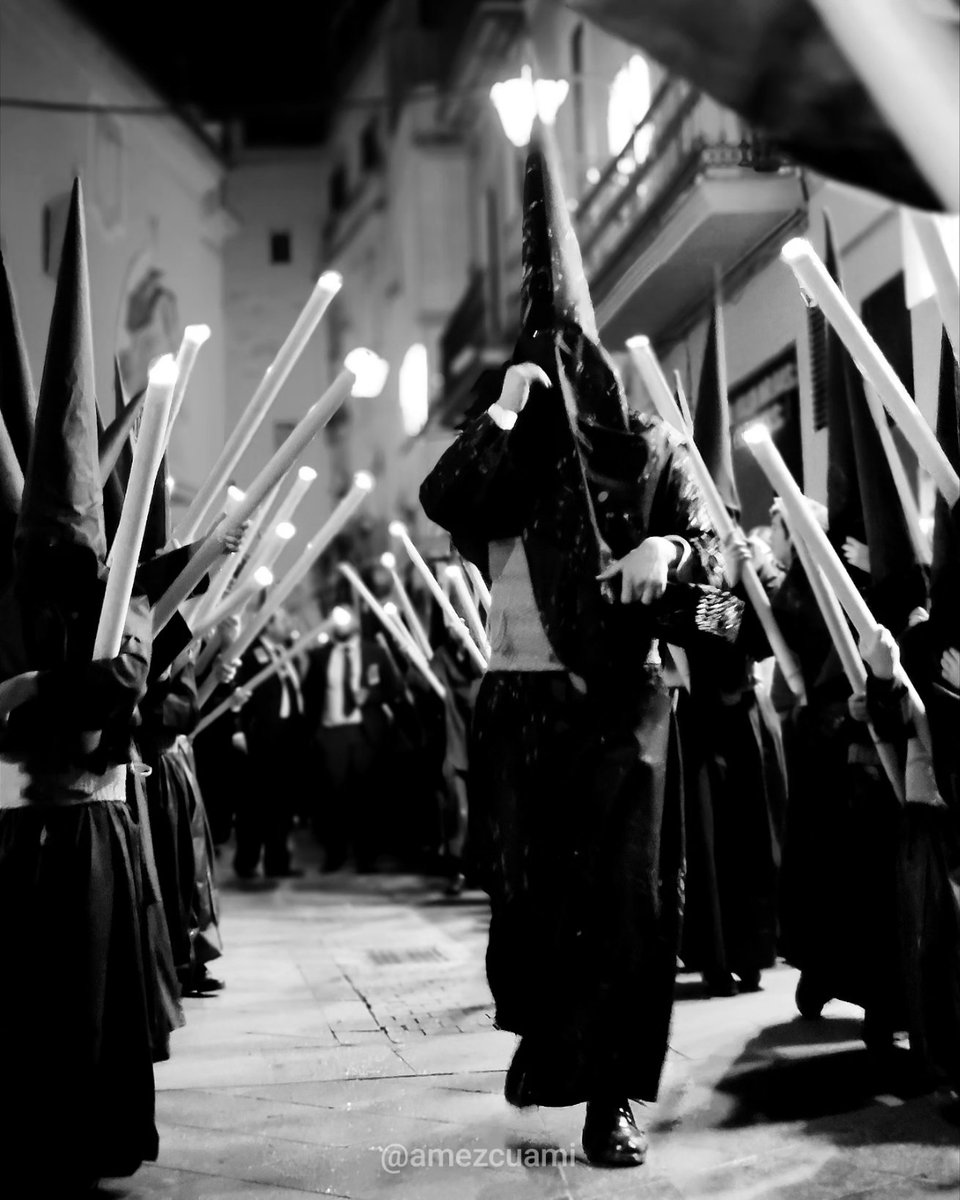 Se fue la Semana Santa 2024.
Una Semana Santa atípica, llena de decepción y nostalgia. La lluvia, tan necesaria, ha dejado al descubierto las debilidades y el mal camino que toma a veces nuestra tradición.
Espero con ganas la Semana Santa 2025.
#semanasantasevilla #ssantasevilla