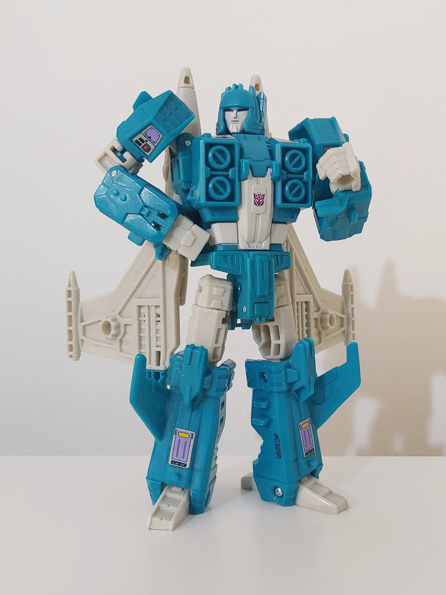 Elanstration's tweet photo. Slugslinger is much closer to Misfire than he is Triggerhappy, but they still only share legs and fists. The transformation only slightly differs from Misfire's as his wings attach to his back. Marginally the weakest of the 3, still an absolute banger. 3 for 3 on sick alien jets. https://t.co/ov6bdLL4bC