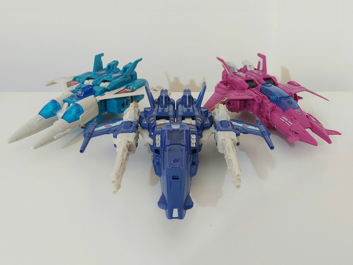 Elanstration's tweet photo. I was taking this picture with Big Blue from F-Zero playing in my head. All 3 of these are contenders for my favourite alt modes in Transformers. Triggerhappy shelf warmed like mad in 2016, so he's still cheap and worth grabbing. Misfire is stupid rare and expensive, though. https://t.co/kM08qWfdh7