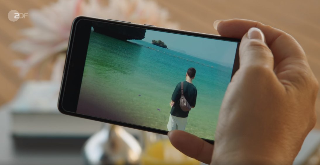 Traumschiff's tweet image. Handyvideos auf dem  #Traumschiff – stilecht mit Daumen vor der Linse. 
Authentisch können wir.