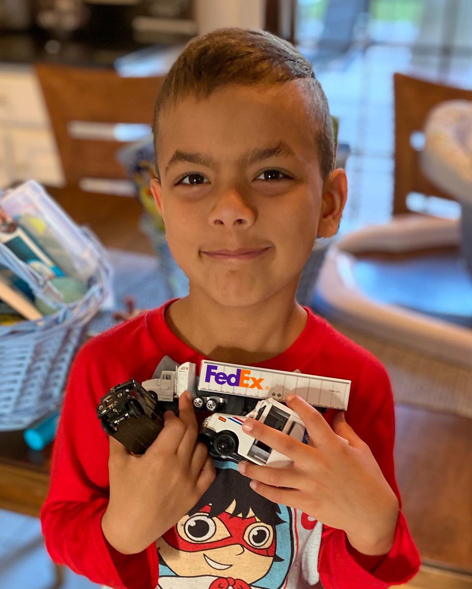 Okay – Easter basket full of FedEx goodies? Now we’re talking. Thanks, Easter Bunny! 🧺🤗🐇