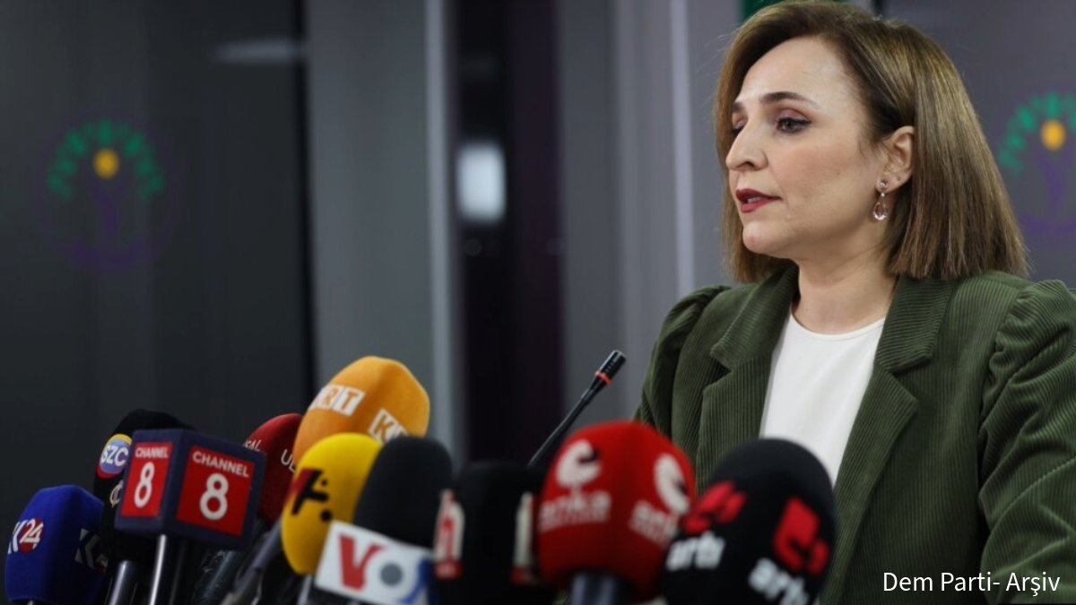 DEM Parti Sözcüsü Ayşegül Doğan: “Islak imzalı tutanaklara göre Şırnak’ta öndeyiz. Hem sandıkların açılması hem de veri akışı durduruldu. DEM Parti ve DBP il Eş Başkanı gözaltında. İl merkezimiz gazlanıyor. Kars’ta, Bitlis’te Hakkari’de de durum aynı. Sayım durduruldu.”