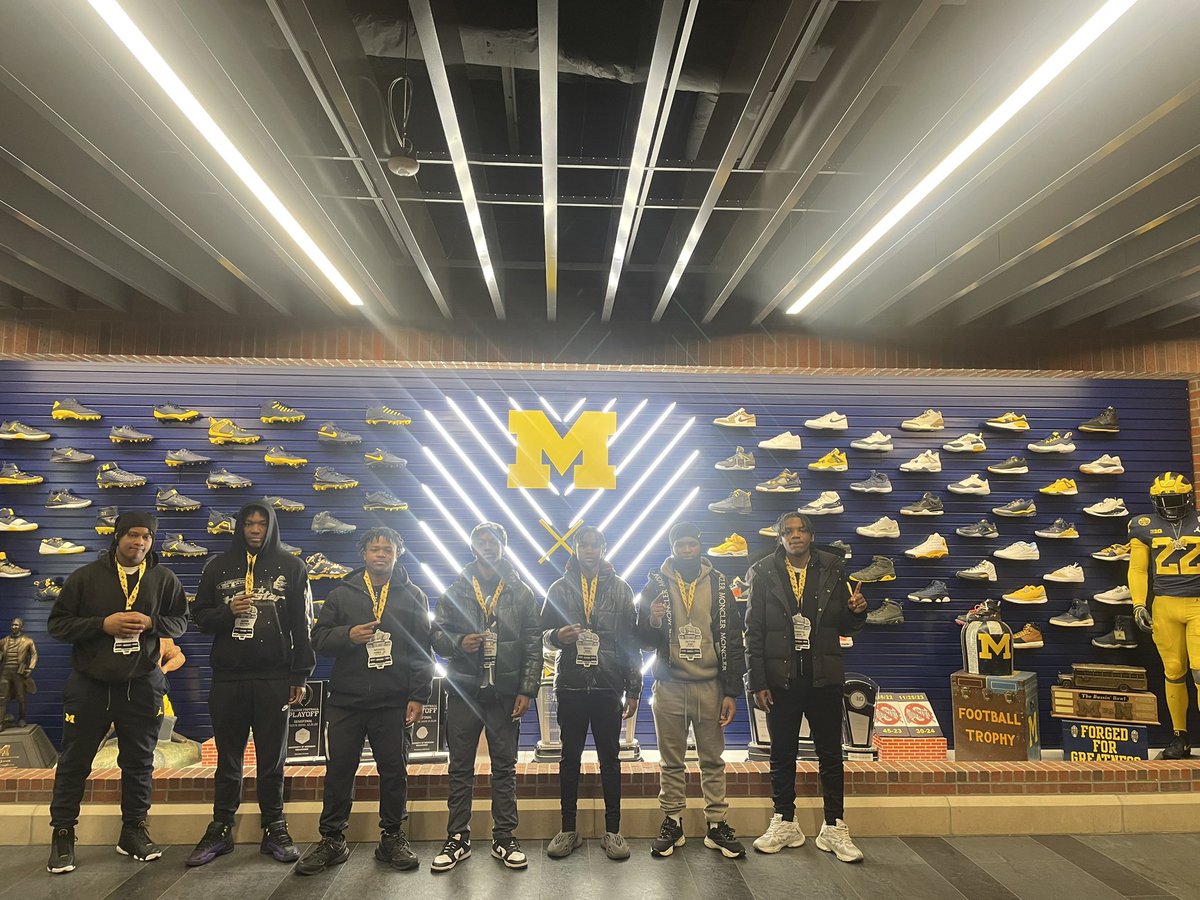 Kseljr28's tweet photo. Great experience!!! Watching and Learning from some of the Best at University of Michigan and I also spent time to realize how things are at a bigger level Overall amazing experience. Thank You!!🙏🏾💪🏾 https://t.co/dvKiLLqPXk