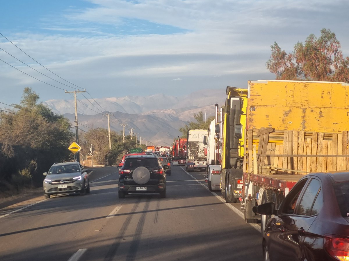 cocagi's tweet photo. #tiltil #5norte #ruta5norte salida Til Til también bloqueada por camiones. @mop_chile @GobiernodeChile una osadía circular un fin de semana largo por Chile, nunca antes visto! https://t.co/ApyeYlYlHF