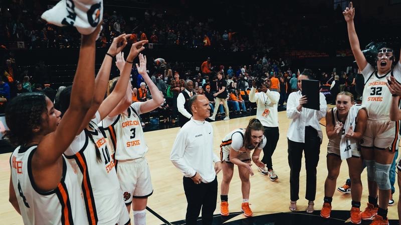 KenSimonton's tweet photo. @BeaverWBB PAC C.O.Y(2x), Naismith nominee (multiple X’s), AP C.O.Y finalist. OSU, acknowledge this man’s impact &amp; consistency…while we have him. Get his statue ready! https://t.co/q0KeQs2bBM