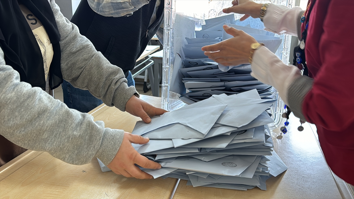 pusholder's tweet photo. AK Parti'den CHP'ye geçen iller: Uşak, Denizli, Afyonkarahisar, Kütahya, Kırıkkale, Bursa, Balıkesir, Adıyaman, Kilis, Giresun ve Zonguldak. https://t.co/E65WRpMSaq