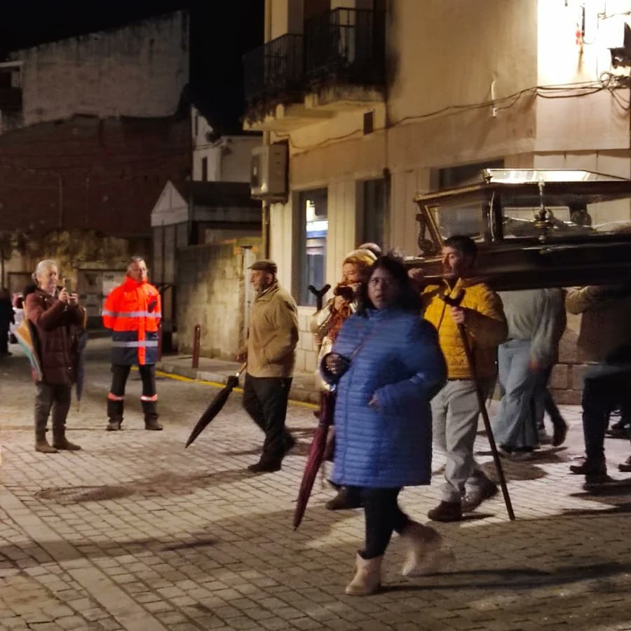 Pcbomberosvla's tweet photo. El paso de las diferentes borrascas está Semana Santa, nos ha dejado con numerosas intervenciones por acumulación de agua en viales de la villa.

Además hemos puesto a disposición del ayuntamiento el dispositivo de seguridad para las diferentes procesiones. https://t.co/UkQLBozTPR