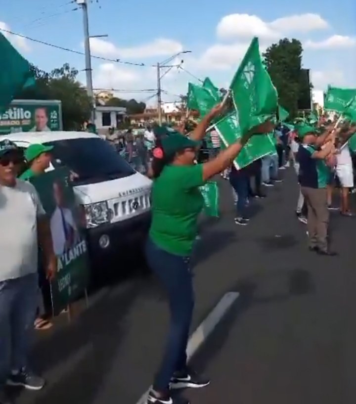 ConLeonel1's tweet photo. Sigue el Toque de bandera en recibimiento de los vacacionistas con los compañeros de la fuerza del pueblo Azua Santiago La Romana Santo Domingo Este #FuerzaDelPueblo @LeonelFernandez #VolvamosPáLante #ToqueDeBanderaFP https://t.co/OyeERfs8co