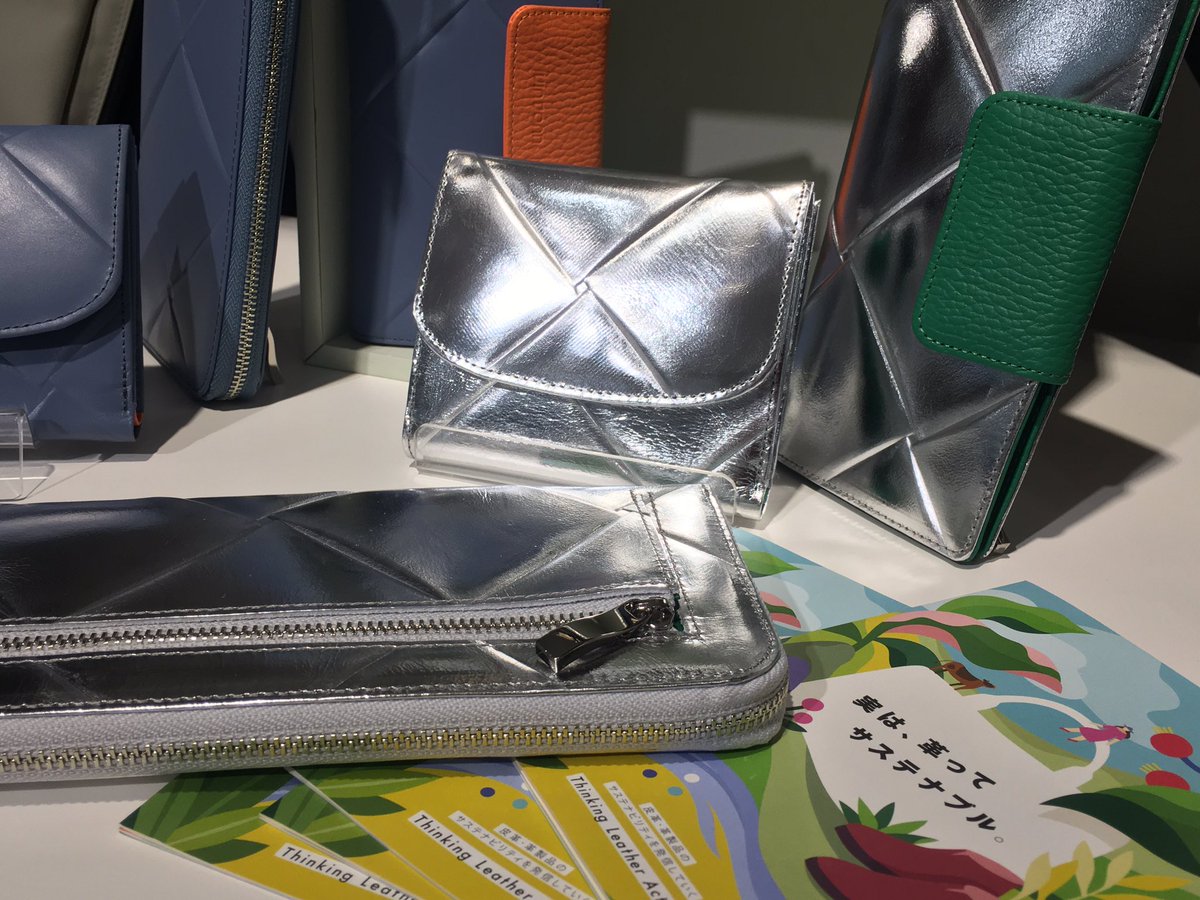 Ritamasoeur_han's tweet photo. 2024年新作ウォレット。
メッシュの型押しに、ビビットカラーの差し色がアクセントに効いているお財布です。
シルバーにはグリーン、ブルーグレーにはオレンジがアクセントに。
どちらのカラーもお洒落で素敵！
贈り物にも喜ばれそうなイチ押しアイテムです。

#リタマスール
#viadoan 
#財布
#日本製 https://t.co/JTNLXSA8uj