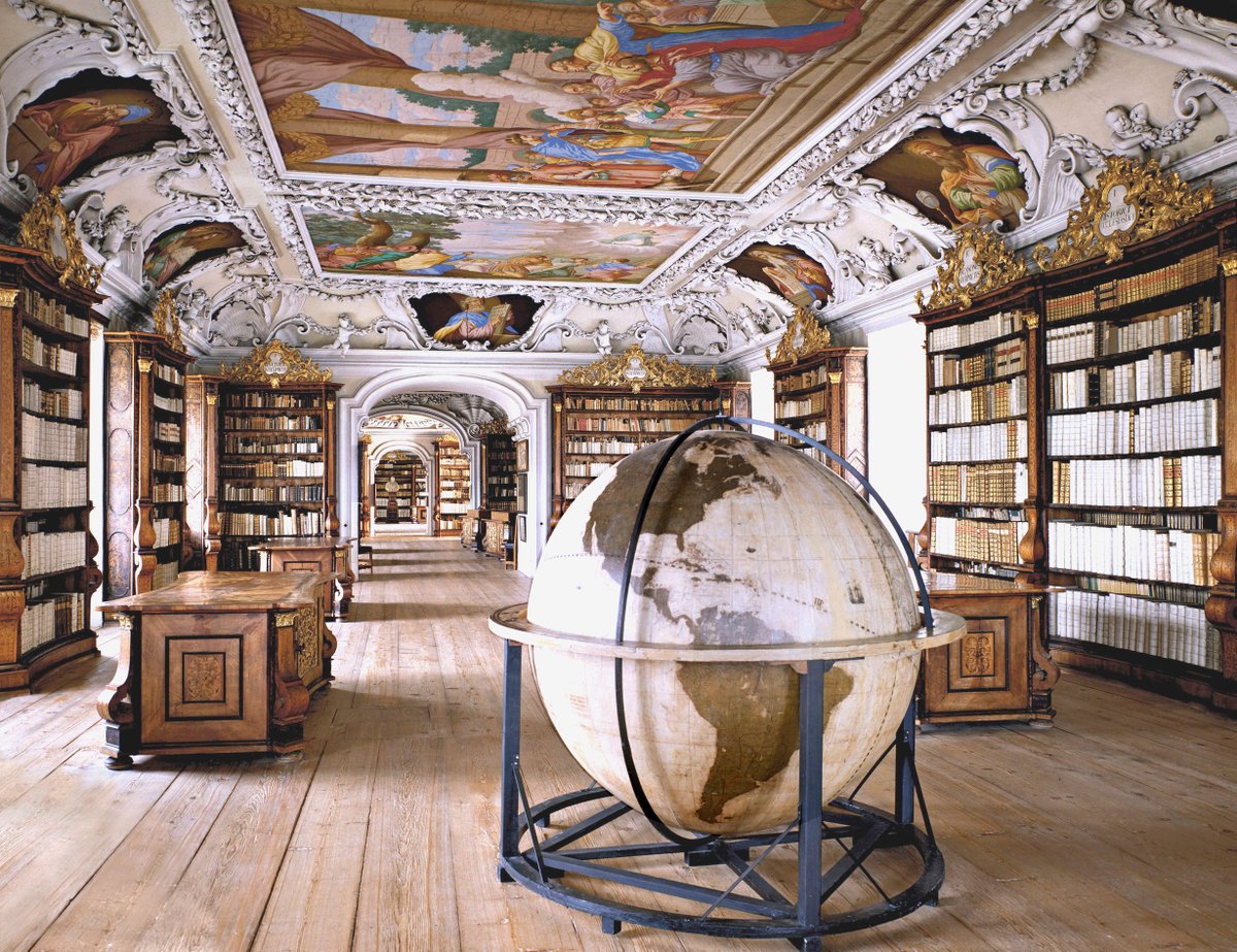 L’abbaye de #Kremsmünster, fondée en 777, est non seulement l'un des monastères #bénédictins les plus anciens, mais aussi l'un des plus grands d'#Autriche. Il en va de même pour sa #bibliothèque, qui abrite quelque 170 000 #livres dont plusieurs milliers de #manuscrits.