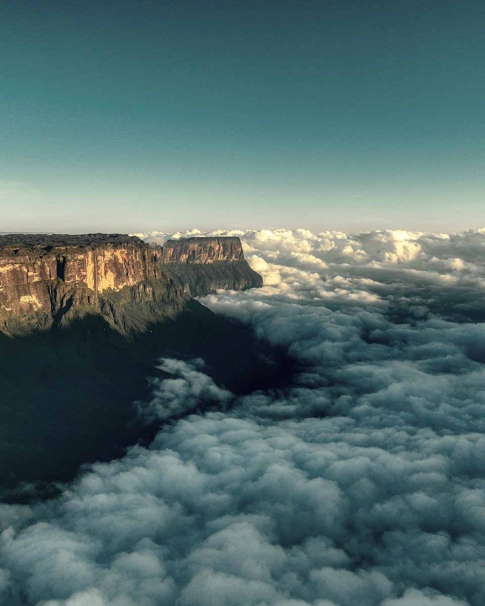 salmadrone's tweet image. ¡Wow @roraimadream! 

¡Qué fotos logramos ese día en la cima del Monte Roraima! 

Puedo decir que fue mi parte favorita del viaje 😍

Esta impresionante montaña es considerada la más antigua del planeta. ⛰️🌎

¿Sabías este dato?

Déjame saber tu comentario 🙌🏻

#roraima