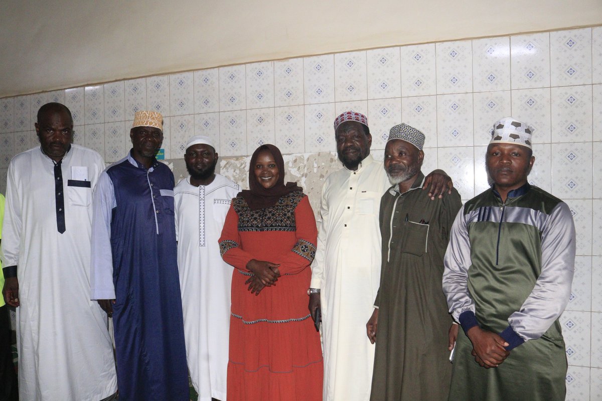This evening at MASJID Katwe Kinyolo (Gaaza), we shared iftar dinner with muslim faithfuls. We held a meeting with the mosque leadership and with the women. We initiated the women into a SACCO for economic empowernment. We donated free mama kits to expectant mothers.