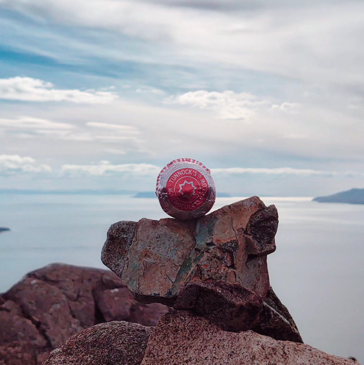 When in Scotland... 🤤
🗺📍
#skye #scotland
📸
#sgurrnastri
♯
#travel #adventure #99countries #hiking #visitscotland #tunnocks #mountain #cairn #treat
👀
@TunnockOfficial 🍫
@VisitScotland 🇬🇧
@bellajaneskye 🛥️