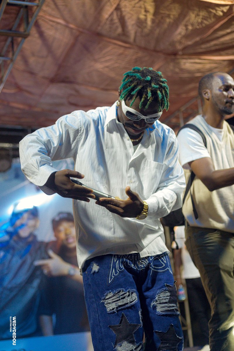 J O Y E U S E S   P A Q U E S 🎉

Ep vi srè en Avril 👌🏾