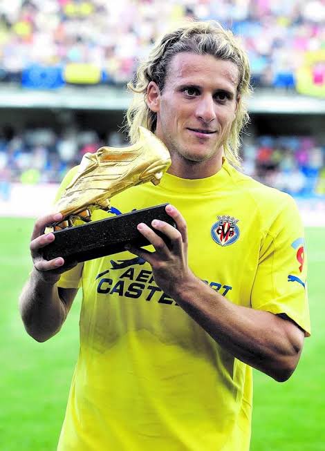 Como vas a ganar una bota de oro jugando en el <a href="/VillarrealCF/">Villarreal CF</a> ? 

Estas enfermo <a href="/DiegoForlan7/">Diego Forlán</a> 

El mejor jugador uruguayo post Enzo.