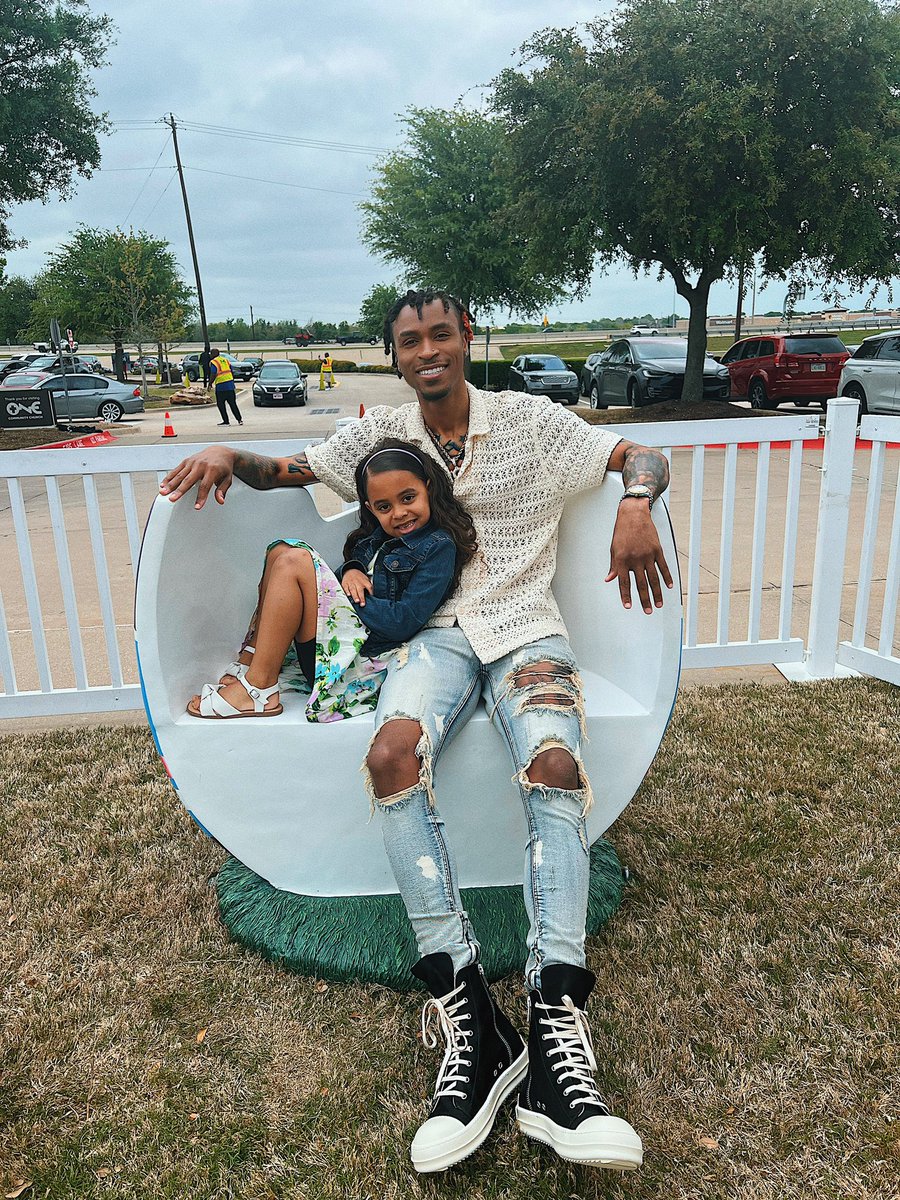 IAMJAYOLIVER's tweet photo. Happy Easter! .. from Me and my Youngin .. ❤️🤞🏾we went to church today and got a good message.. peace and love to your families today #abreathoffreshayr #Freshayr #loyaltyoverlove https://t.co/RDrJaf0MJe