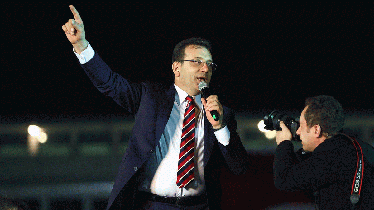 MarianoGiustino's tweet photo. Mia pillola finale di una notte storica in #Turchia.
È successo e quello che abbiamo previsto è accaduto in proporzioni impressionanti. Il Partito repubblicano del popolo #Chp ha stravinto con i suoi candidati a sindaco in 15 delle 30 grandi municipalità, tra queste le prime sei città più popolose della #Turchia, #İstanbul, #Ankara, #İzmir, #Bursa, #Adana, #Antalya, ecc.
È un tripudio per il Chp ed è  la dimostrazione che la democrazia in Turchia è viva e vegeta. L’opposizione in Turchia è costituita da due grandi personalità: İmamoğlu e Yavaş. Sono loro i trionfatori che hanno cambiato l’atmosfera di pessimismo dopo la disfatta del maggio 2023. Hanno attivato nuova speranza e nuova vitalità nell’opposizione e nei democratici del paese. 
@RadioRadicale