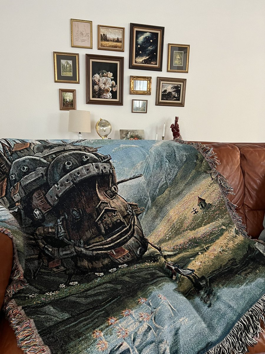 mintyhoneyy's tweet photo. Picked up this Howl’s Moving Castle tapestry blanket at Weebcon from @SalamiProds_ yesterday and I love love love how it looks! https://t.co/GyArhjjToM