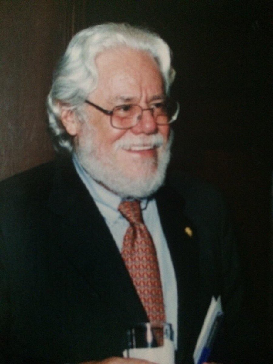 Siempre pienso mucho en Carlos Gaviria Díaz... el maestro de la vida, el filósofo de la política, el amigo del alma. Hoy, a 9 años de su muerte, sigo oyendo su voz y su pensamiento, pero no sé qué hacer con tantas preguntas y con tantos abrazos pendientes.🕊️🕯️