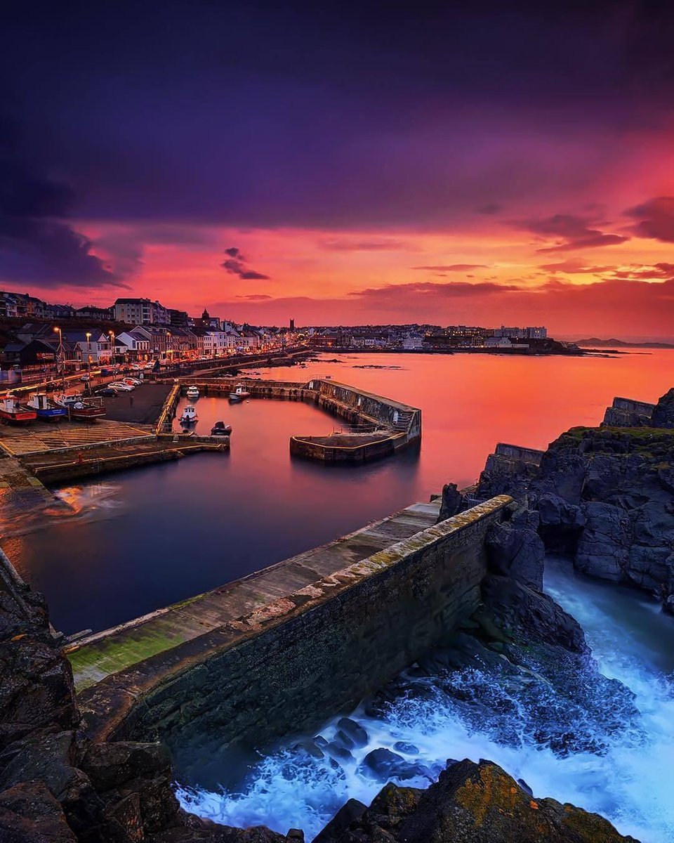 Portstewart was definitely feeling pretty in pink! 😍 📍 Portstewart, Northern Ireland 📸 @kevinrankinphotography (IG)