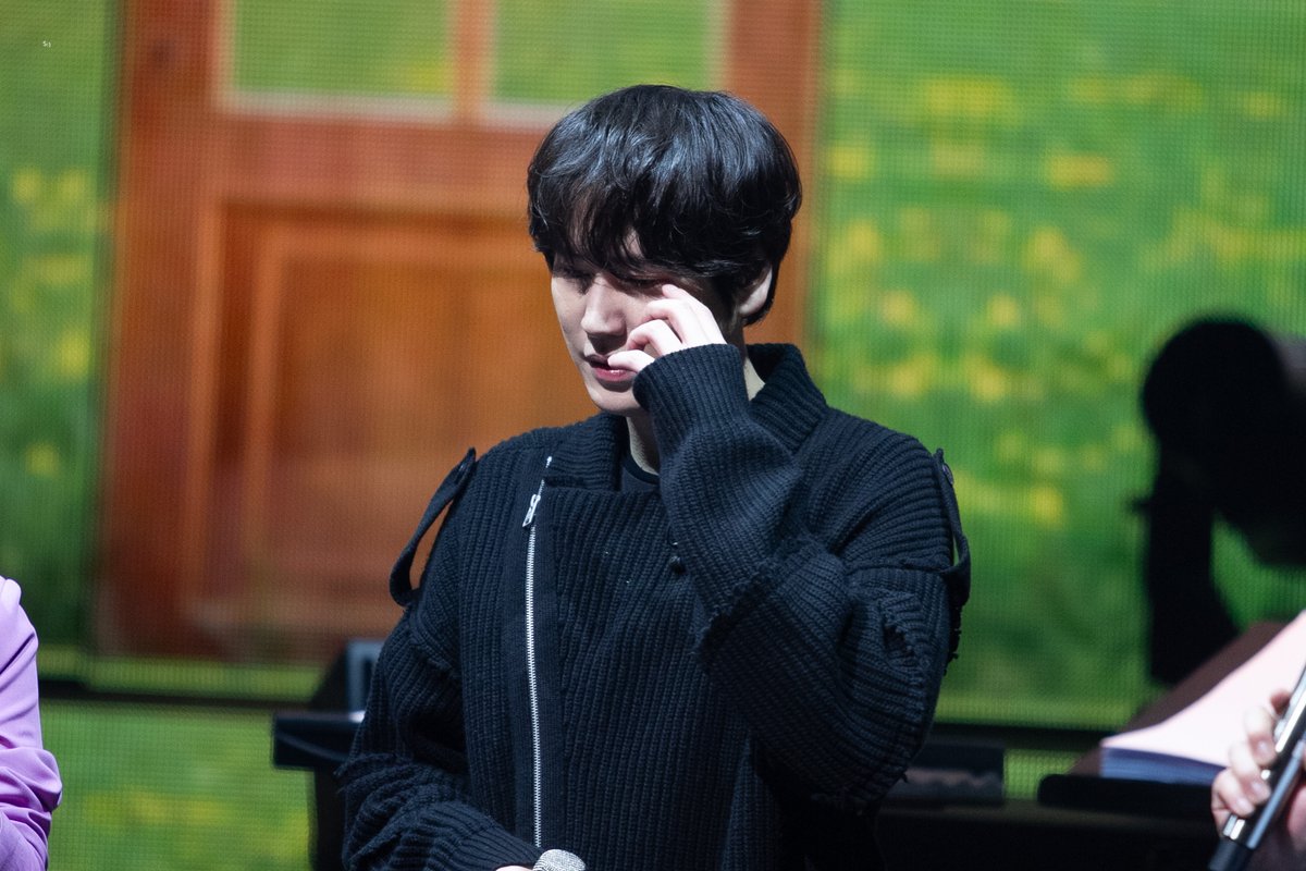 roukkot's tweet photo. 220325 김문정콘서트

#규현 #KYUHYUN 
#AprilFoolsDay #만우절 https://t.co/Q7mU98oMcA