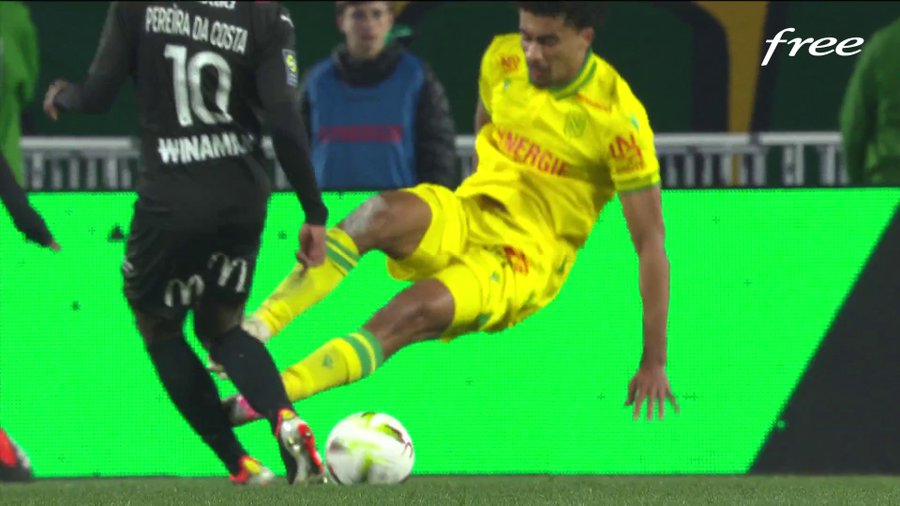 andreasmollard's tweet photo. Pour rappel: à gauche, faute et rouge, à droite pas de faute.
La cohérence du monde arbitral. 
#OMPSG https://t.co/VmpVJ0p2dA