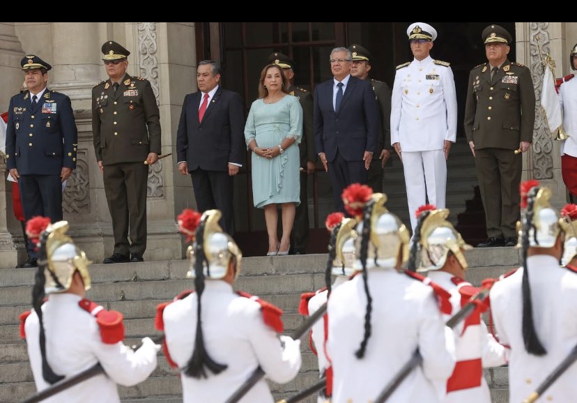 raul_olaechea's tweet photo. La empleada del Fujimorismo es resguardada por las Fuerzas Armadas.

El mensaje es claro. https://t.co/EC2CzTchcs
