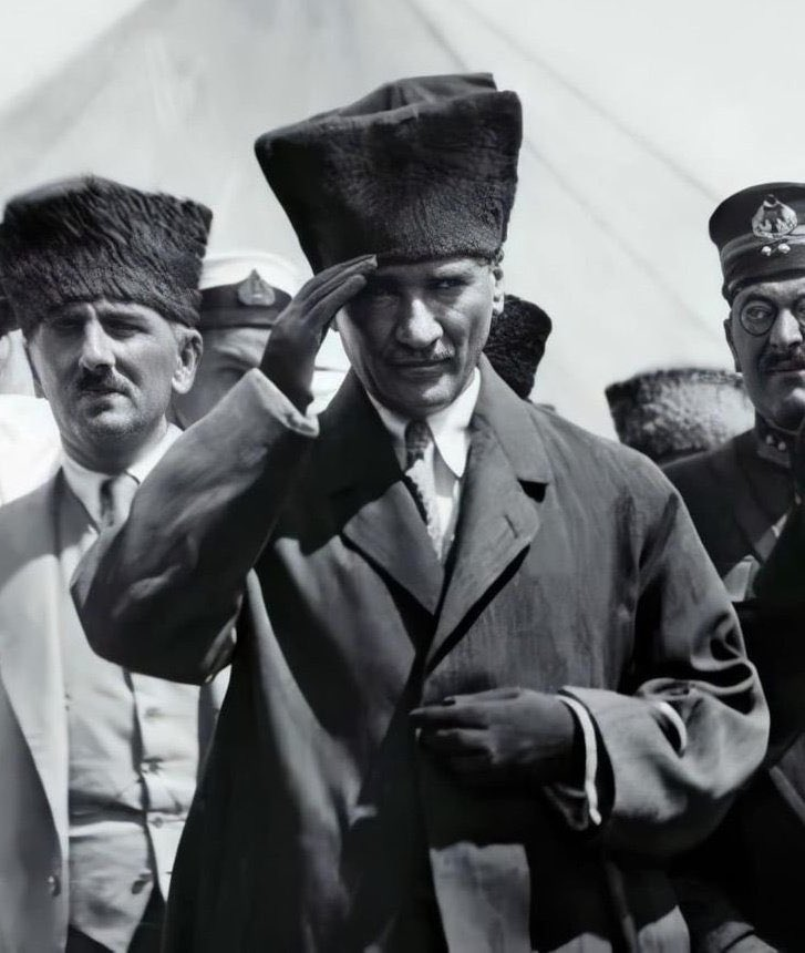 Türkiye’nin birçok noktasında “Mustafa Kemal Atatürk’ün askerleriyiz.” sloganları atılıyor.