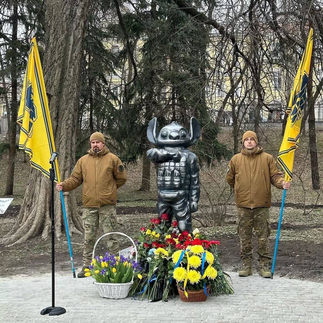 Earthmerica's tweet photo. Members of Ukraine’s Azov Regiment guard a statue of Lilo from the Disney movie ��Lilo and Stitch” as a Ukrainian soldier https://t.co/5gVZpAjXfp