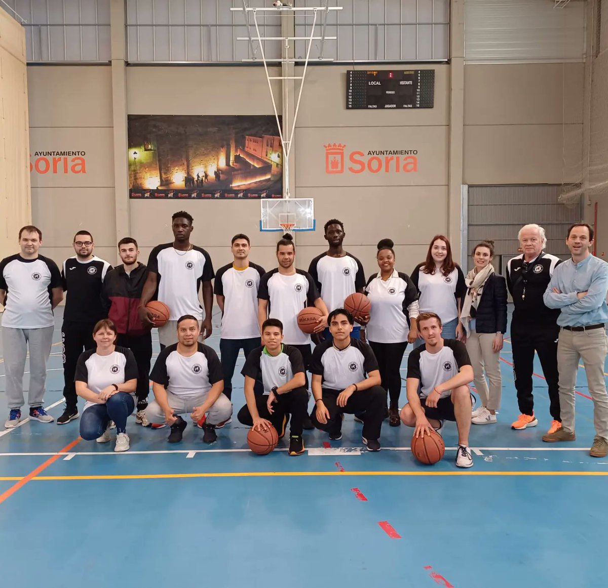 baloncestosoria's tweet photo. Hemos puesto en marcha un nuevo programa de entrenamientos con beneficiarios de programas de refugiados e inmigración de tres organizaciones de Soria : @cruzrojasoria #ApipAcam y @FundacionCepaim

¡Nos vemos en la cancha! ⛹🏾‍♂️⛹🏼‍♀️ https://t.co/yMbJkwFlqP