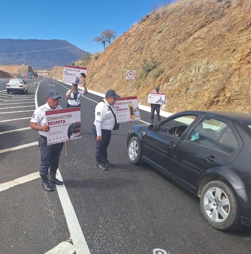 GobOax's tweet photo. Por un regreso seguro, @PolVial_GobOax del Estado emite recomendaciones 

En el marco del Operativo Semana Santa Segura 2024, la Policía Vial del Estado emite las siguientes recomendaciones a vacacionistas para un retorno seguro a sus lugares de origen.

A fin de prevenir accidentes que deriven en tragedia, la Dirección General de la Policía Vial del Estado, exhorta a las y los conductores a planear su viaje y antes de iniciarlo, revisar su unidad de motor.

Para garantizar la seguridad vial es vital hacer uso del cinturón de seguridad, evitar el uso de distractores al conducir, respetar los límites de velocidad, no manejar bajo los influjos del alcohol o cansado. 

Durante este domingo y lunes se prevé un incremento de vehículos en la autopista Barranca Larga-Ventanilla, así como en la caseta de cobro de Huitzo, carretera Oaxaca-Cuacnopalan, por lo que se invita las y los conductores a tener paciencia y evitar maniobras bruscas a fin de evitar accidentes. 

A las y los conductores de motocicletas se les exhorta a hacer uso del casco de seguridad, respetar las zonas prohibidas para rebasar, evitar distractores durante su viaje y no conducir bajo los influjos del alcohol.

La Policía Vial del Estado mantiene acciones de concientización para el respeto a las normas y reglas de tránsito en el estado, para fortalecer entre todas y todos, la seguridad vial en Oaxaca.