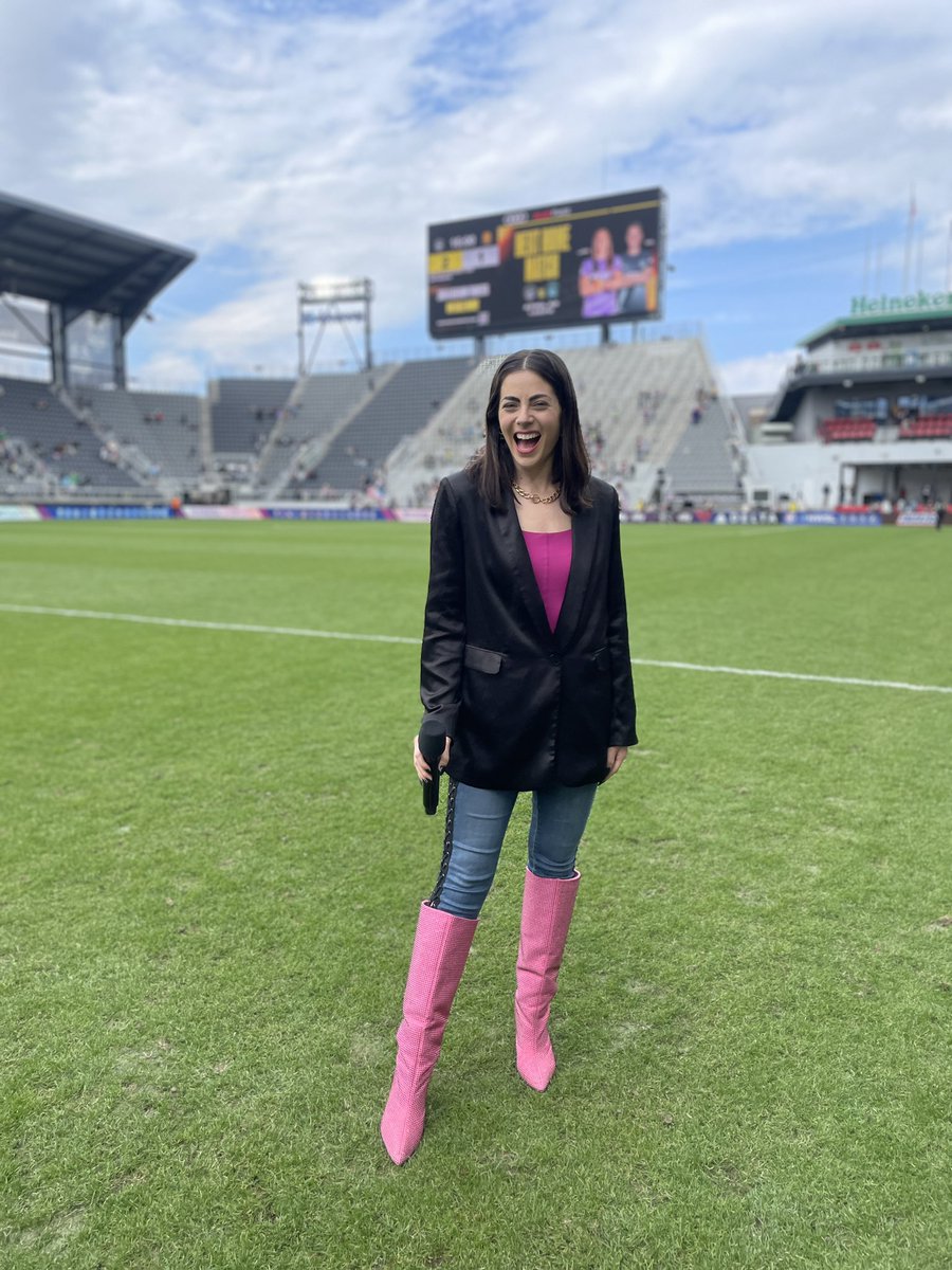 Had to break out the pink boots for today’s #WomenEmpowerment theme game!!! 💕💕💕

#WomenHistoryMonth #NWSL #WomeninSports #ThatsTheSpirit #ootd #womenssoccer #sportsreporter