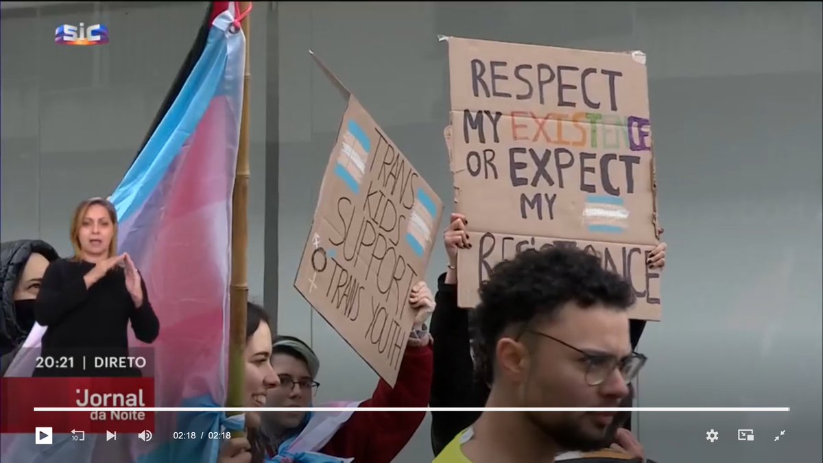 Na marca dos transexuais pela palestina no porto, este segura um cartaz a dizer "trans kids".
Este pessoal do bloco de esquerda não estará a ir longe demais?