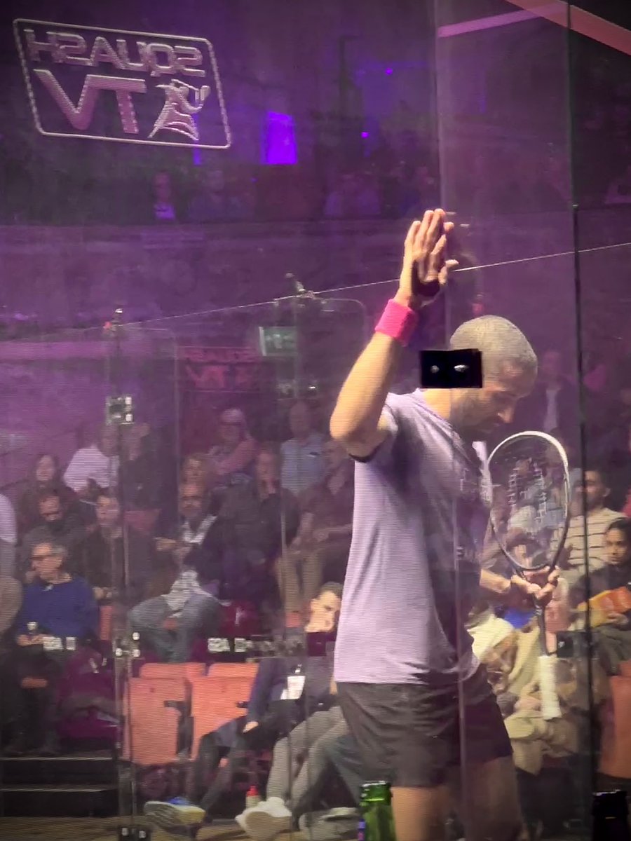 My first time watching professional squash has been incredible! But have been disheartened to discover that all those ‘waves’ from the players this weekend weren’t for me—they were just wiping sweat off on the glass! 😭 #LondonClassic | @SquashTV