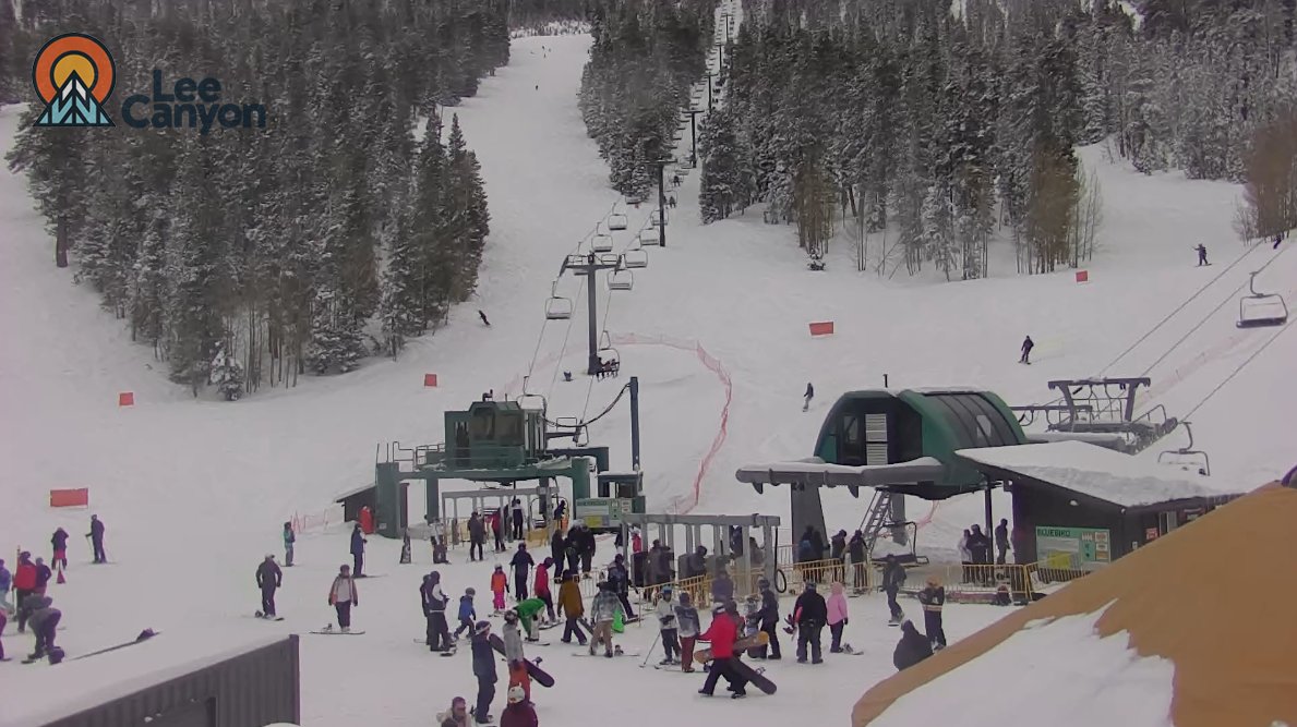 KevinJanison's tweet photo. Playtime! Over a foot of new snow yesterday, and the skiers are having a blast up on Mt. Charleston. https://t.co/5Gz8tslDAa