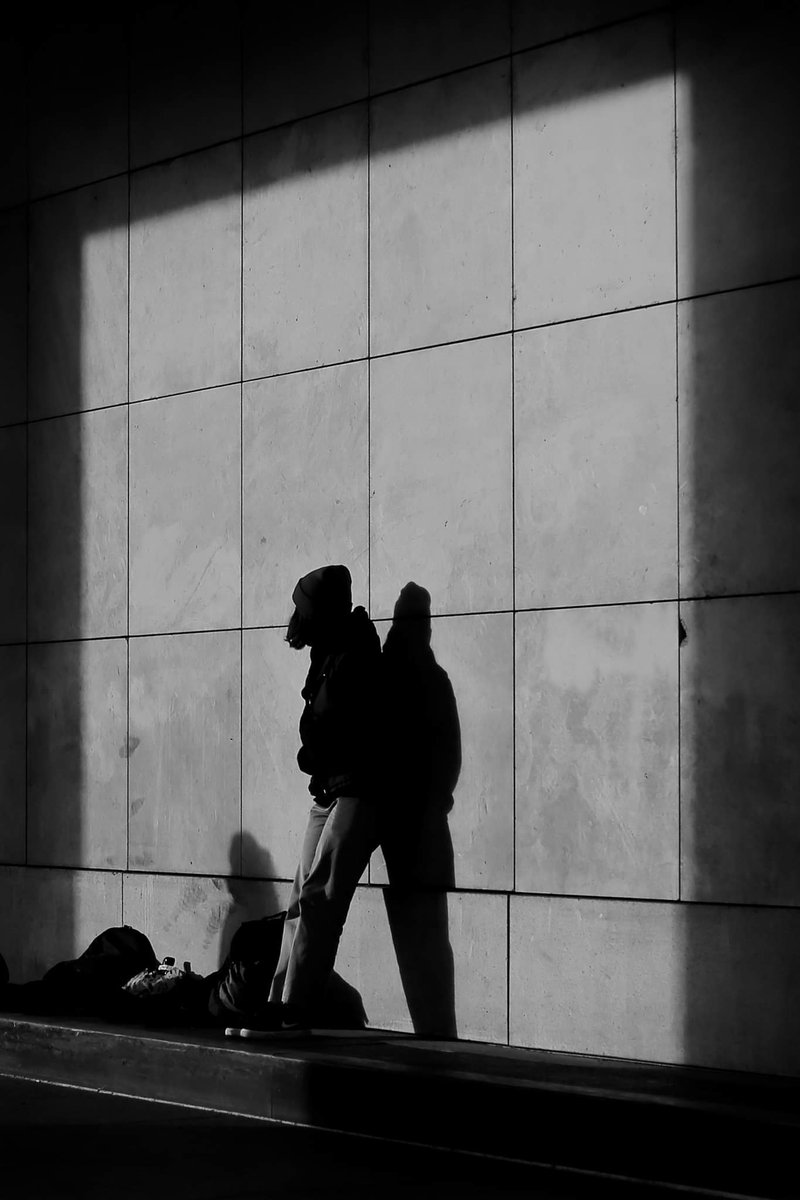 Against a shadow #streetphotography #street #blackandwhite #Paris #pascalcolin #canon #50mm