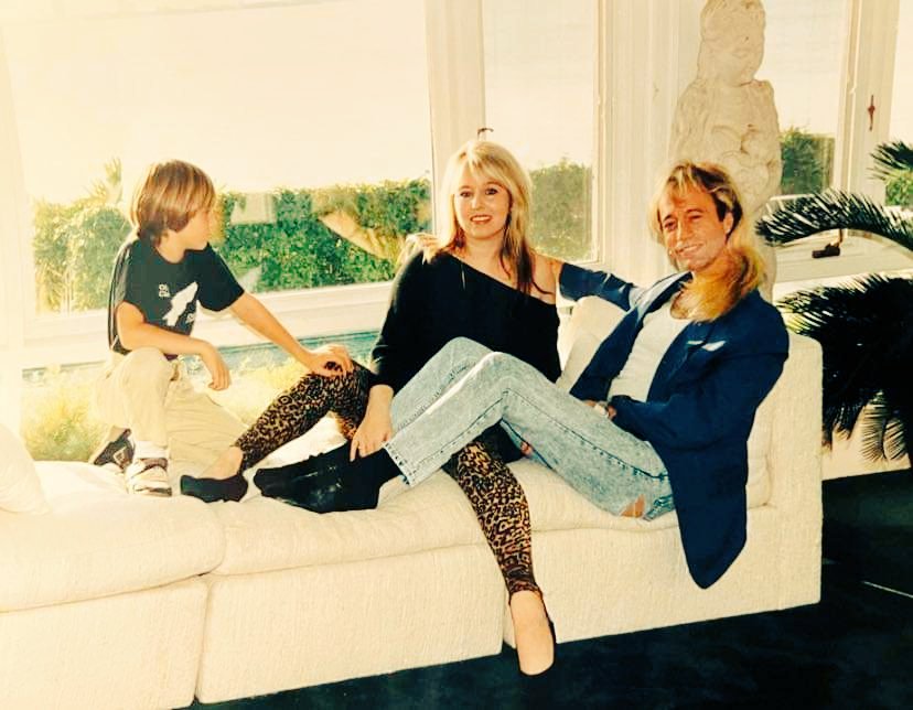 Happy Easter from the Gibb family! Sending love and blessings to all our friends, fans, and those celebrating. 🌷🪺❤️

(📍Florida room at Miami home)
.
.
.
#EasterJoy #GibbFamily #RobinGibb #RJGibb #DwinaGibb #FamilyLove #Florida #Miami #memories