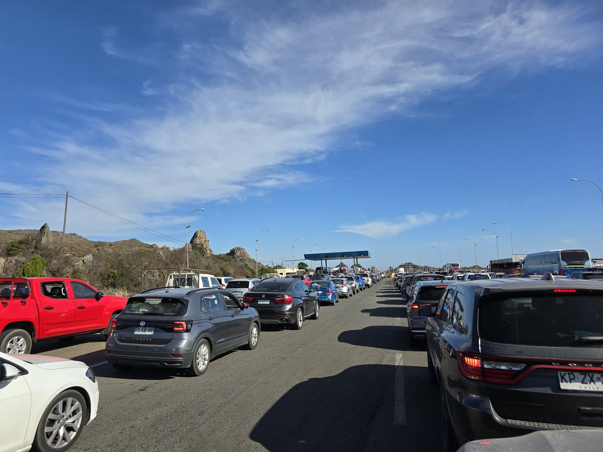 Sebatext's tweet image. Hasta cuando el robo de las concesionarios @MTTChile @GabrielBoric. Tremendos tacos y no levantan las barreras @t13 @24HorasTVN