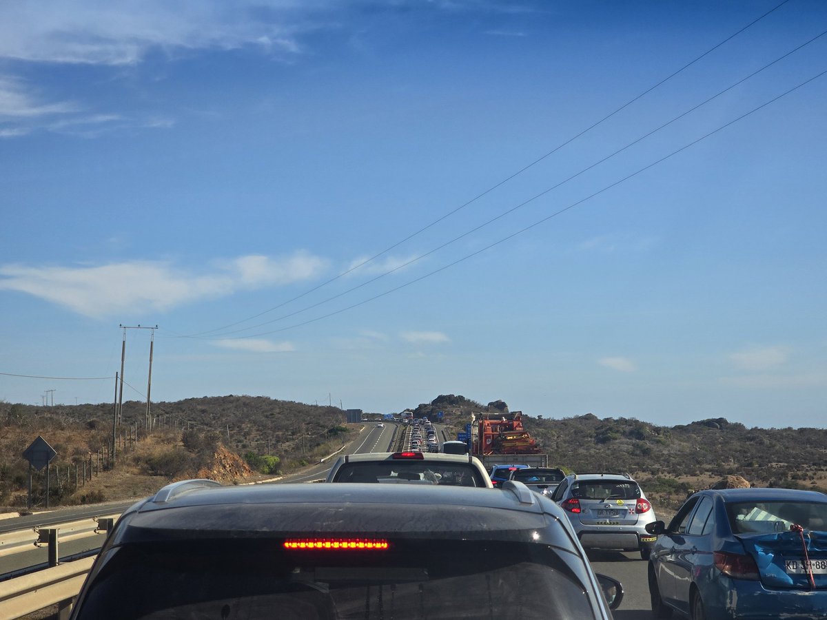 Sebatext's tweet image. Hasta cuando el robo de las concesionarios @MTTChile @GabrielBoric. Tremendos tacos y no levantan las barreras @t13 @24HorasTVN