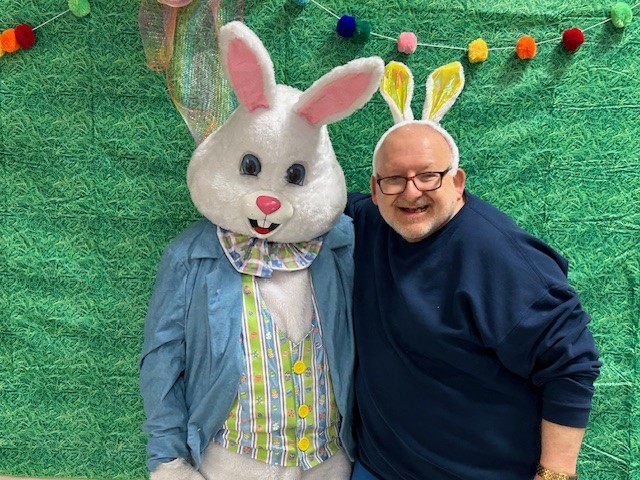 Benchmark_HS's tweet image. Individuals and staff from our Northwest Ohio programs hosted a BuckUp funds-sponsored Spring Fling dance last weekend, complete with good food, dancing, games with friends, and a visit from The Bunny! #SpringHasSprung