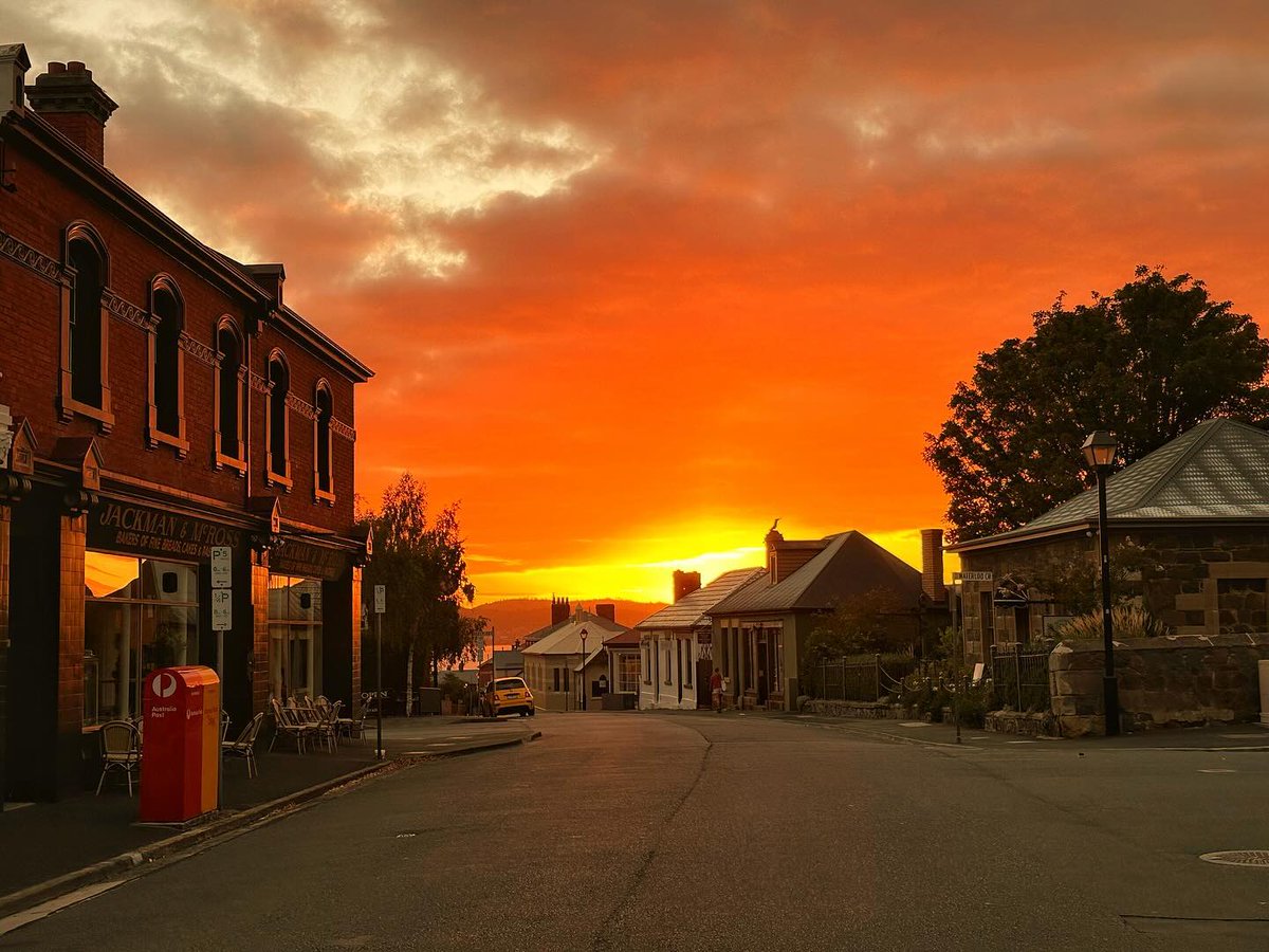 Local photographer Katy Morgan recently captured this stunning sunrise photograph from Battery Point in nipaluna/Hobart bit.ly/Battery-Point

📸 Katy Morgan
instagram.com/katypotaty77/