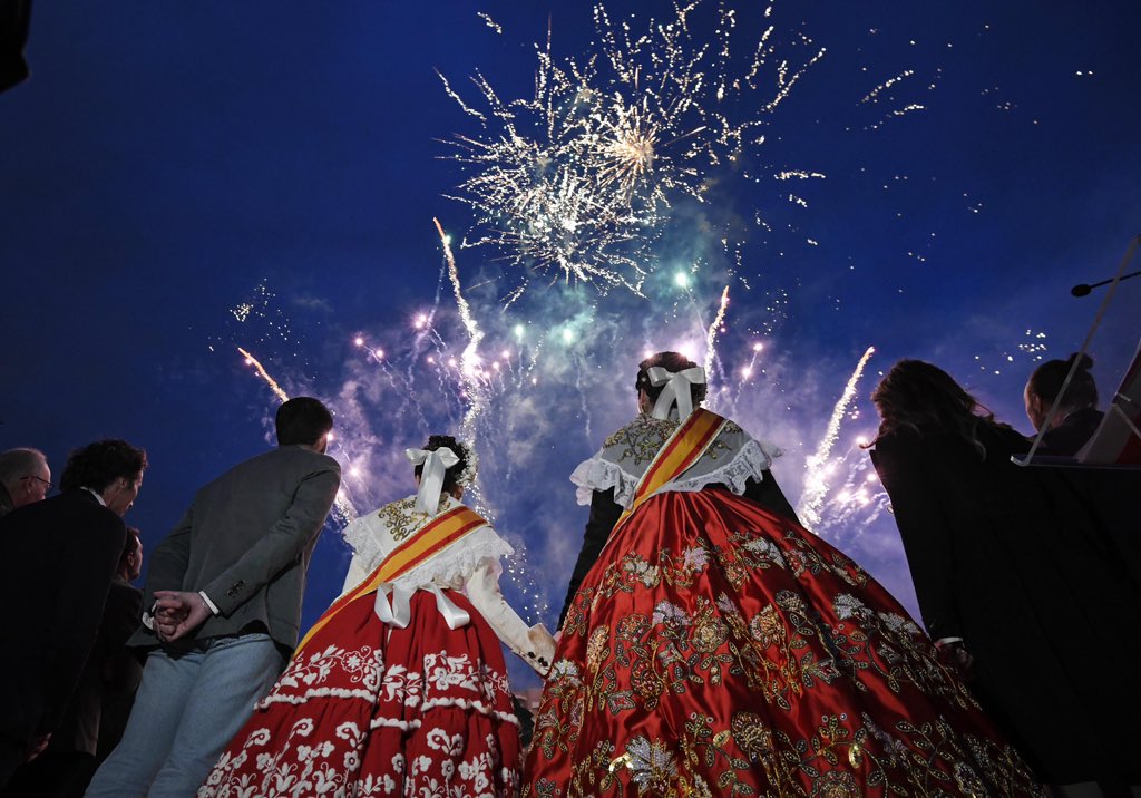 Ballesta_Murcia's tweet photo. Comienzan las Fiestas de Primavera.

Nuestra Murcia, llena de contrastes, compleja, diferenciada, de colores suaves, de horizontes cercanos en los que la mirada reverbera.

#FiestasDePrimavera https://t.co/UxCmj59G3Y