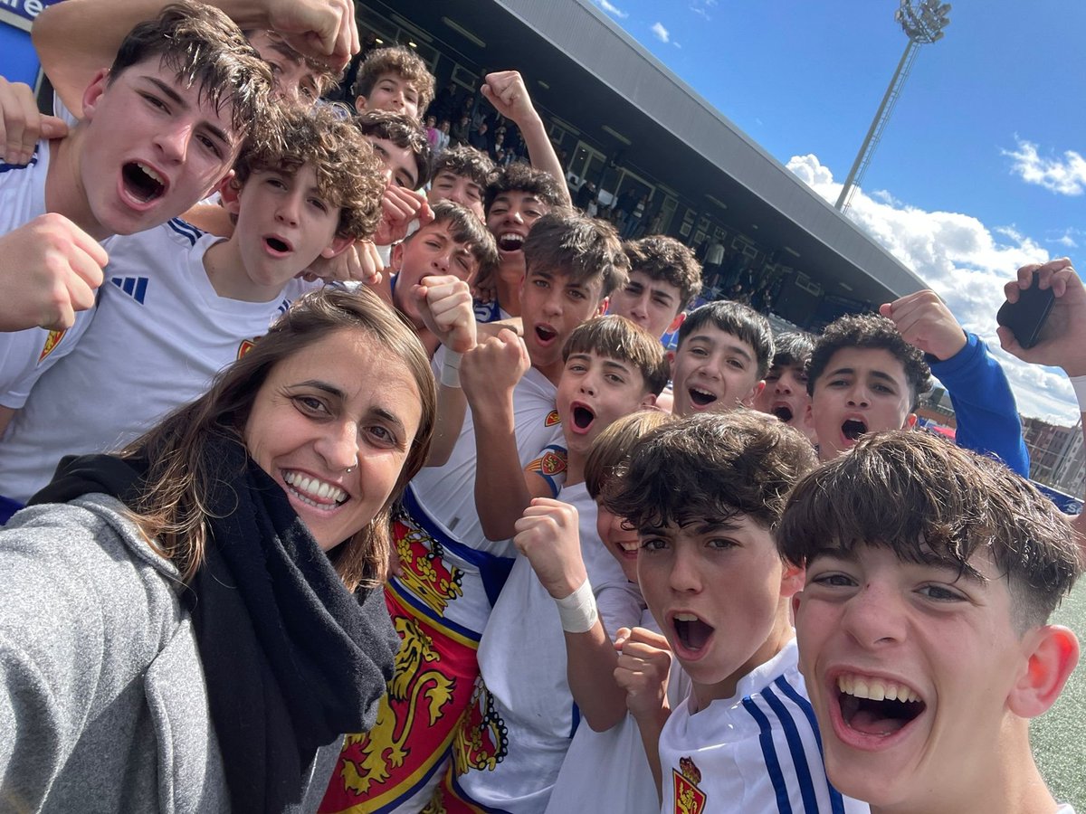 🏅La directora general de Actividad Física y Deporte, Manuela Fernández, asistió esta mañana a la entrega de Premios del XVIII Torneo Oviedo Cup 2024⚽️ 📸Con los jugadores del Real Zaragoza, campeones de la categoría infantil sub 14 ¡Enhorabuena!👏