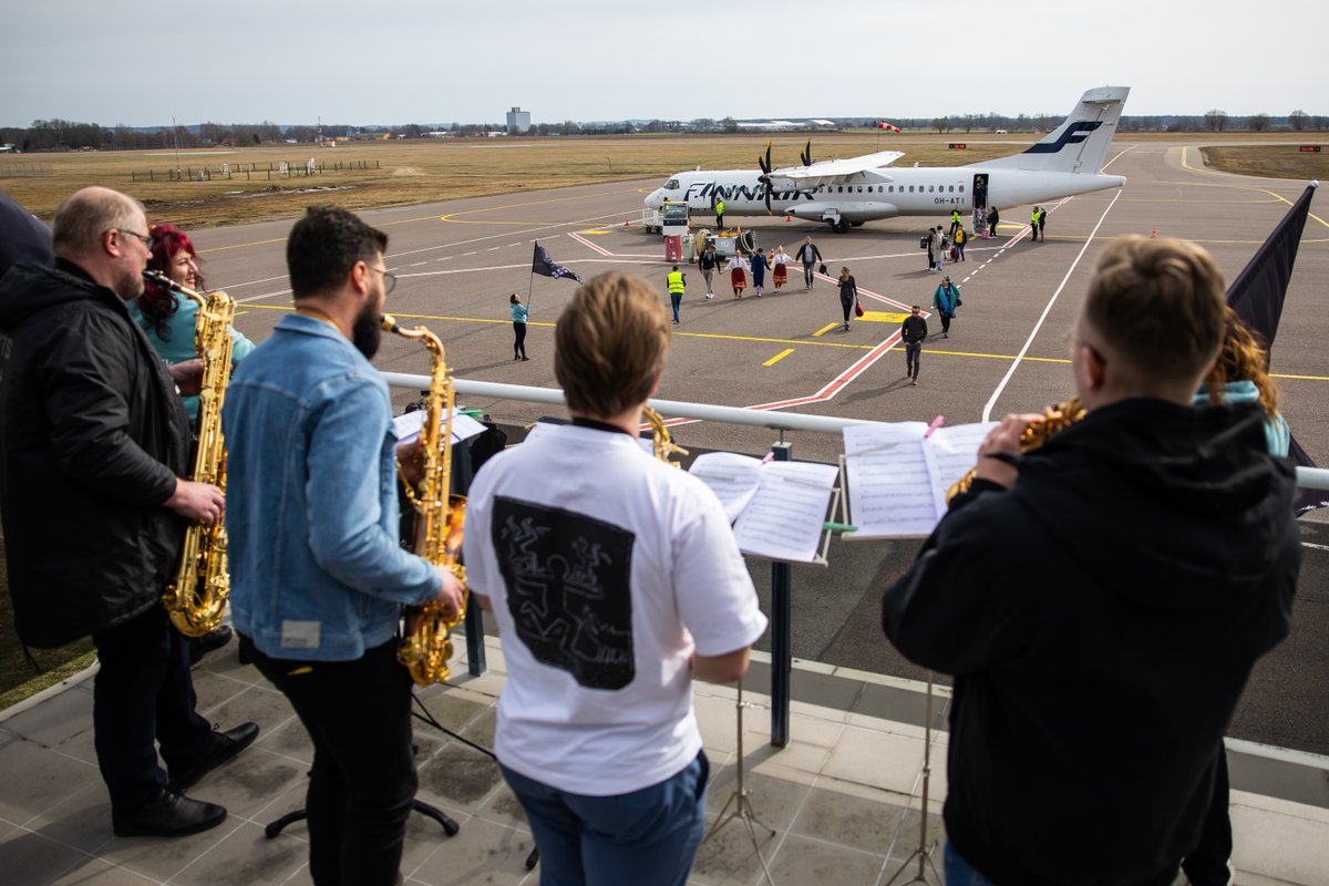 Tartu-Helsinki flights are back! First passengers were welcomed by dancers and musicians. Entire airport was celebrating the special day with a dance. There are 12 flights a week between @tartulinn and @helsinki, flight lasts 45 minutes. Flight plan and ticket info 👉 @Finnair